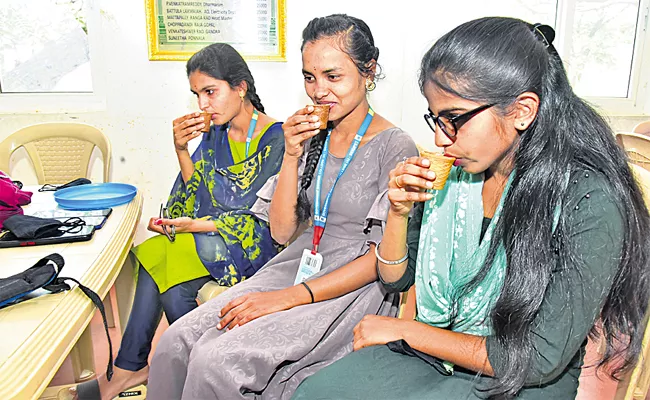 Edible Biscuit Tea Or Coffee Cups Using In Siddipet Shops - Sakshi