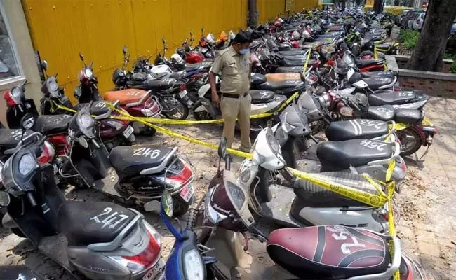 Hyderabad City Police Special Drive on Abandoned vehicles - Sakshi