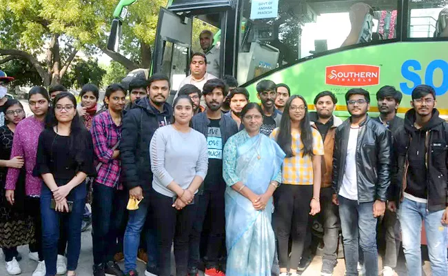 MP Satyavathi meets Telugu students at AP Bhavan In Delhi - Sakshi