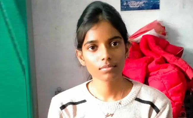 Medico Akhila Who Returned Home Safely From Ukraine - Sakshi