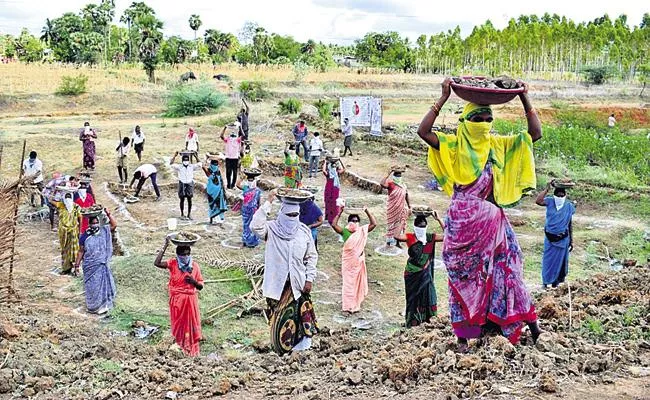 Central Govt massive incision in Employment Guarantee Scheme - Sakshi