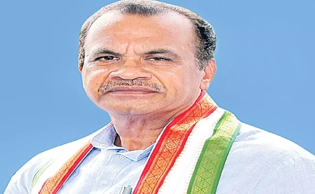 Komatireddy Venkat Reddy Complaints Rahul Gandhi About Revanth Reddy - Sakshi