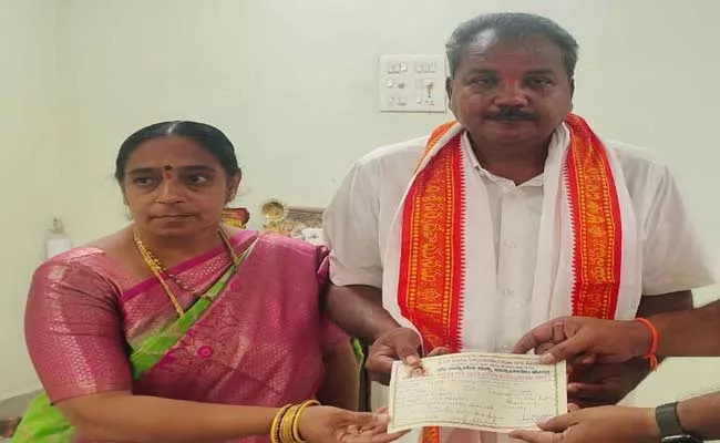 Satyadeva Degree College Of Principal Donated Rs 5 lakhs To Nithyananda Scheme In East Godavari - Sakshi