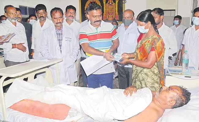 Financial assistance for bus accident victims - Sakshi