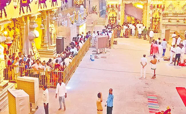 Lakshmi Narasimha Swamy Darshan At Golden Porch Yadadri - Sakshi