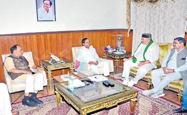 Telangana CM KCR Meets Subramanian Swamy And Rakesh Tikait In Delhi - Sakshi