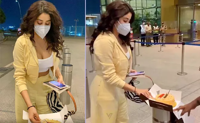 Janhvi Kapoor Cuts Birthday Cake At Mumbai Airport Gifted by Paparazzi - Sakshi