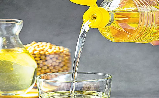 Govt reviews cooking oil imports as Ukraine crisis disrupts - Sakshi