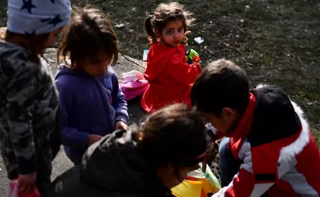 Children Help Build Barricades To Stop Russian Invasion In Odessa - Sakshi