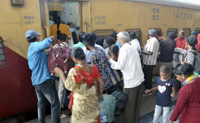 Nizamabad Kamareddy People Special Bonding With Devagiri Express To Go Mumbai - Sakshi