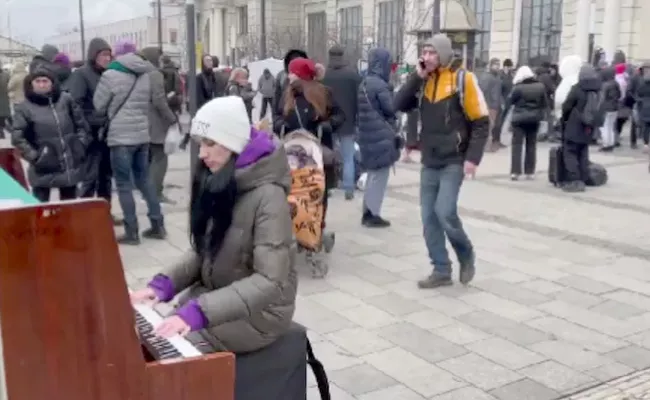 Russia Ukraine War: Woman Plays Piano At Lviv Railway Station Heart Wrenching Visuals - Sakshi