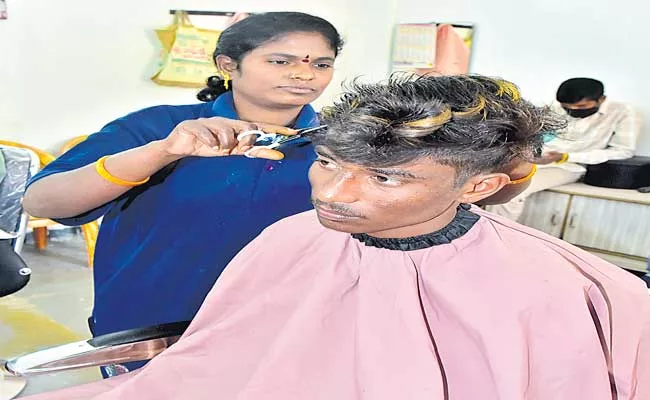 Woman From Siddipet Runs Barber Shop - Sakshi