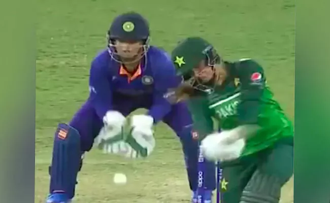 India Wicketkeeper Richa Ghosh Pulls Off Stunning Stumping Against pakistan - Sakshi