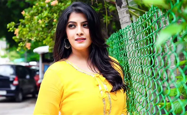 Varalaxmi Sarathkumar Shifts To Hyderabad, Share Emotional Post - Sakshi
