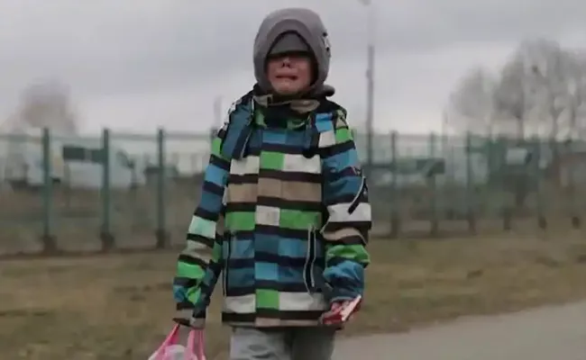 Viral Video: Ukrainian Boy Crying While Walking To Poland Border Alone - Sakshi