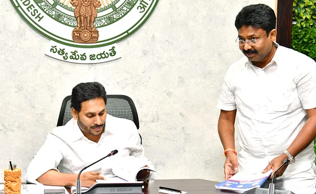 CM YS Jagan Review Meeting On Education Department - Sakshi