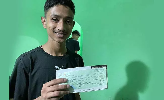 Midnight Runner Pradeep Mehra Receives Aid From Shoppers Stop - Sakshi