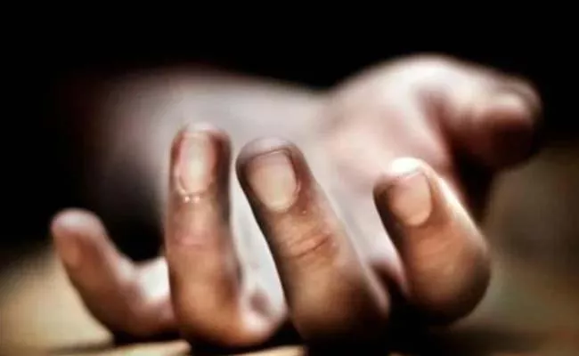 Father And Daughter Commits Suicide At Yadadri - Sakshi