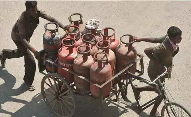 LPG cylinder price hike: Cooking gas becomes costlier by 250 from april 1 - Sakshi