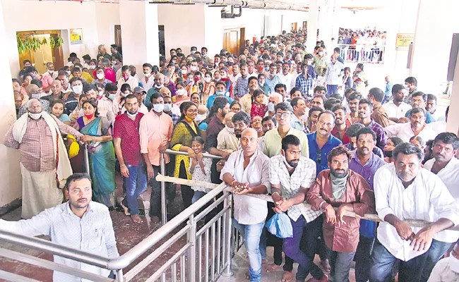 Devotees Problems At Yadadri Temple - Sakshi