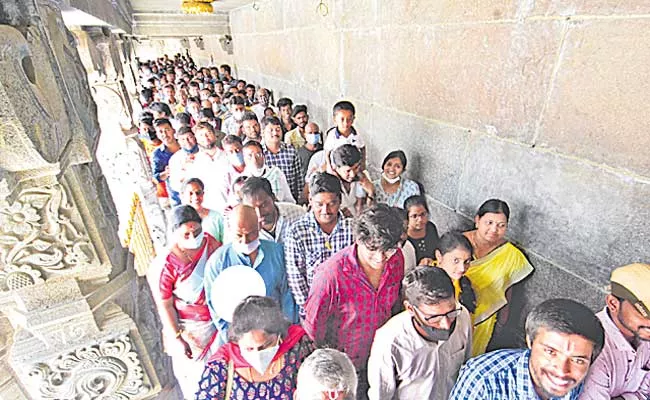 Huge Devotees Rush At Yadadri Temple - Sakshi