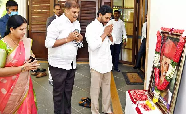 CM Jagan Pays Tributes To Mahatma Jyothi Rao Pule Tadepalli - Sakshi