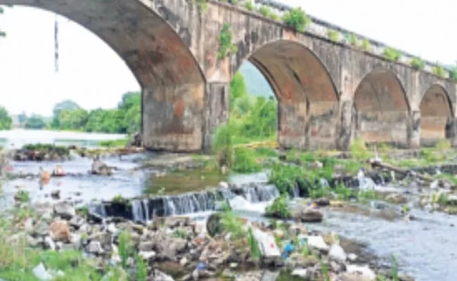 Summer Climate: Dam Become Dry No Water Under Bridge - Sakshi