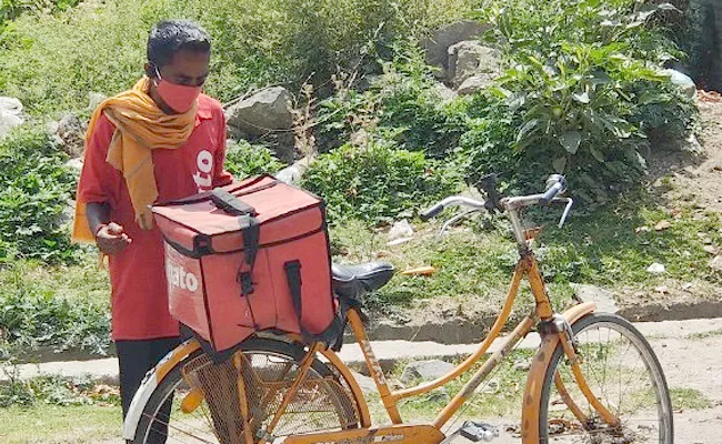 Emotional Story Of A bicycle Delivery Boy in scorching heat in Rajasthan - Sakshi