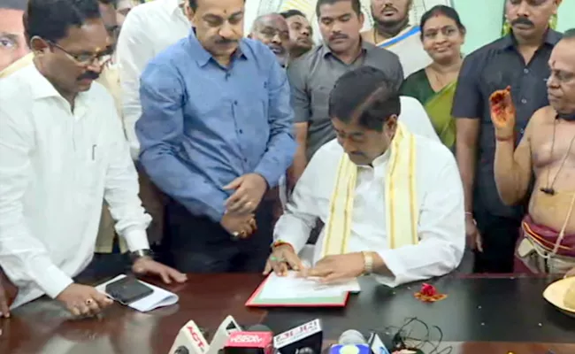 Dharmana Prasada Rao Takes Charge As Revenue Minister - Sakshi