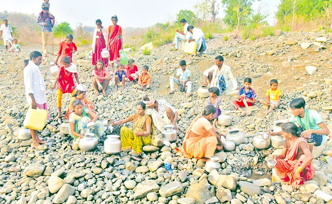 Summer Effect Tribals Adilabad District Tembriguda Facing Water Problems - Sakshi