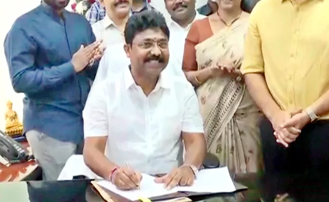 Adimulapu Suresh Takes Charge As Minister Of Urban Development - Sakshi