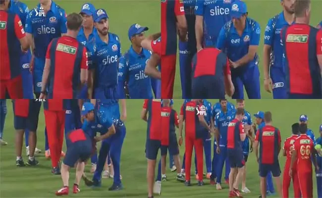 IPL 2022: Jonty Rhodes Touches Sachin Tendulkars Feet To Seek His Blessings After MI VS PBKS Match - Sakshi