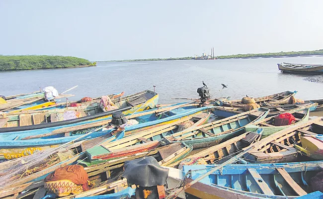 Break to Fishing in sea for few days - Sakshi