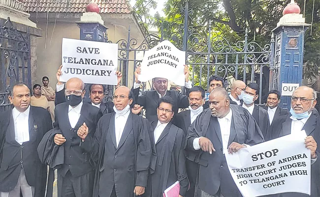 Telangana High Court Advocates Protest Over Import Judges From AP - Sakshi