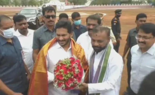 CM YS Jagan Kurnool Visit YSRCP Leaders Grand Welcome - Sakshi