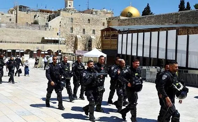 Palestinians Conflict With Israeli Police At Jerusalem Holy Site - Sakshi