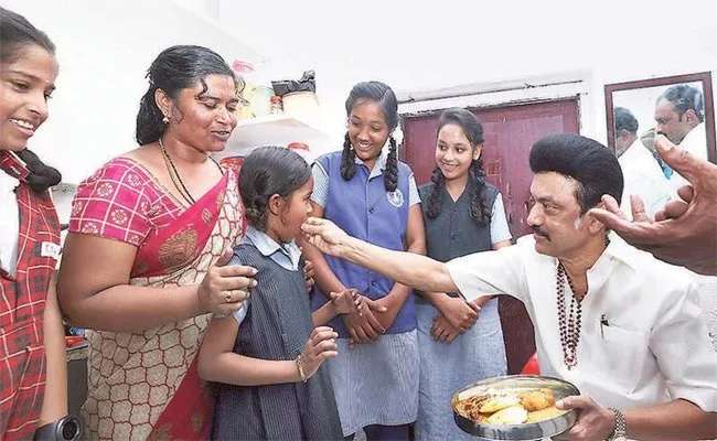 TN CM Visits Narikuravar Tribal Students House, Eats Breakfast - Sakshi