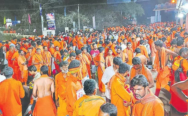 Hanuman China Jayanti Devotees Visit To Kondagattu Jagtial - Sakshi