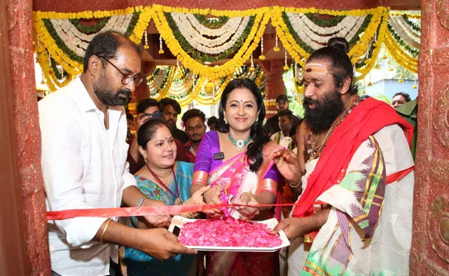 Anchor Suma Inaugurates Haripriya Silks Showroom In Kothapet - Sakshi