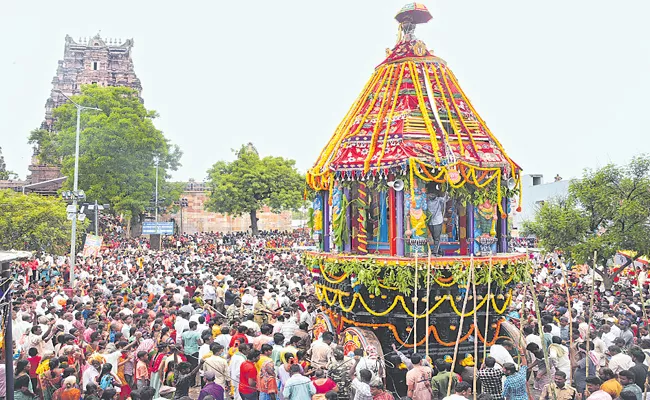 Huge Devotees attends Vontimitta Brahmotsavalu - Sakshi