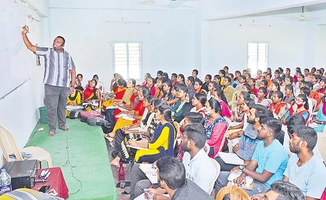 Telangana Govt Job Notifications Coaching Centres Full Of Aspirants Hyderabad - Sakshi