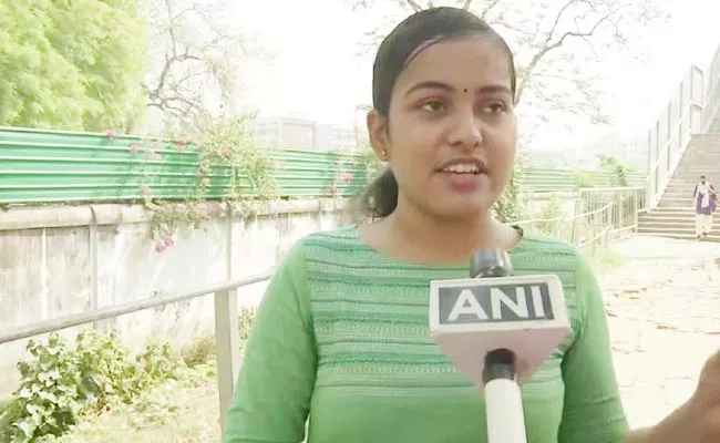 Viral: Meet Chaiwaali Economic Graduate From Bihar - Sakshi