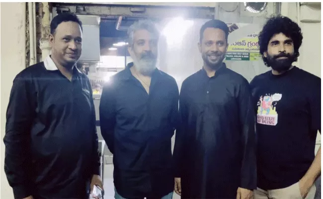 SS Rajamouli And Karthikeya Spotted At Charminar Photos Viral - Sakshi