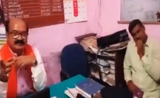 BJP MLA Murari Mohan Jha Sits On SHO Chair In Police Station - Sakshi