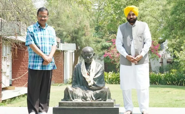 Arvind Kejriwal Visit Sabarmati Ashram At Gujarat - Sakshi