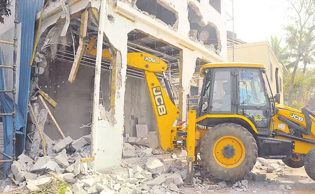 GHMC Officials Noted Illegal Constructions in Banjara Hills, Jubilee Hills - Sakshi