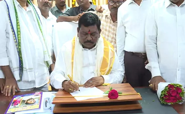 Peedika Rajanna Dora Take Charge As Minister Of Tribal Affairs - Sakshi