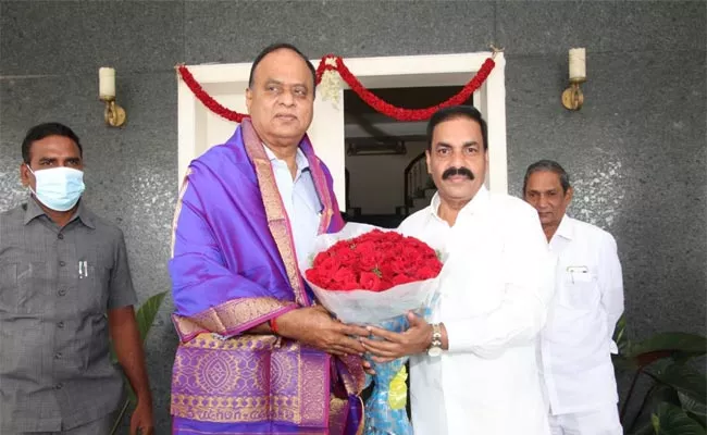 Ministers Kakani Govardhan and Gudivada Amarnath who met Vemireddy Prabhakar Reddy - Sakshi