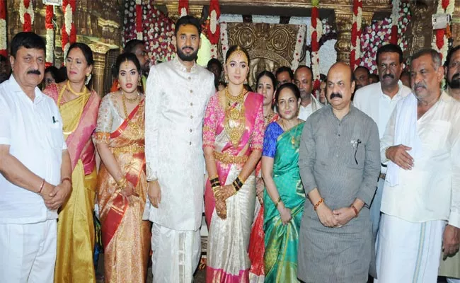 Karnataka Minister JC Madhu Swamy Son Marriage at Tumakuru - Sakshi