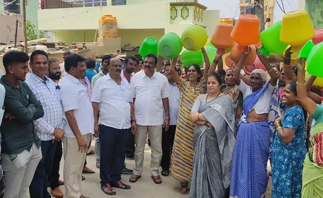 Water Problem In Uttarahalli Ward Locals Protest Bangalore - Sakshi